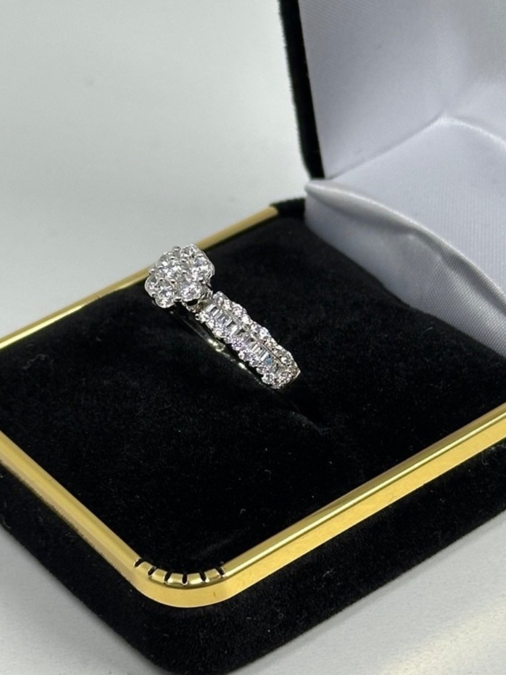 925 Silver Floral Crystal
Cluster Ring - White Sz7 - Picture 12 of 17